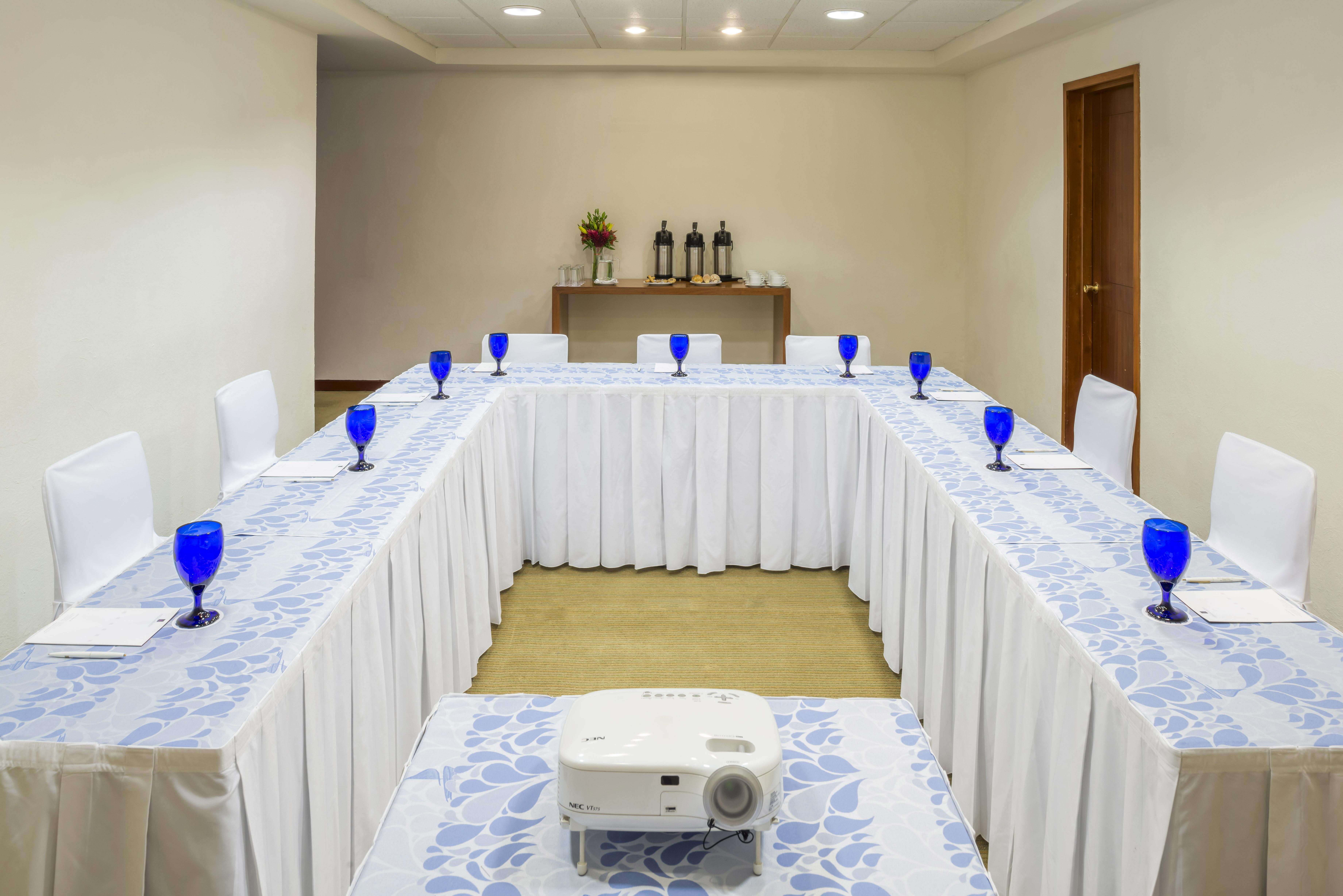Camino Real Guadalajara Hotel Запопан Екстериор снимка A U-shaped table