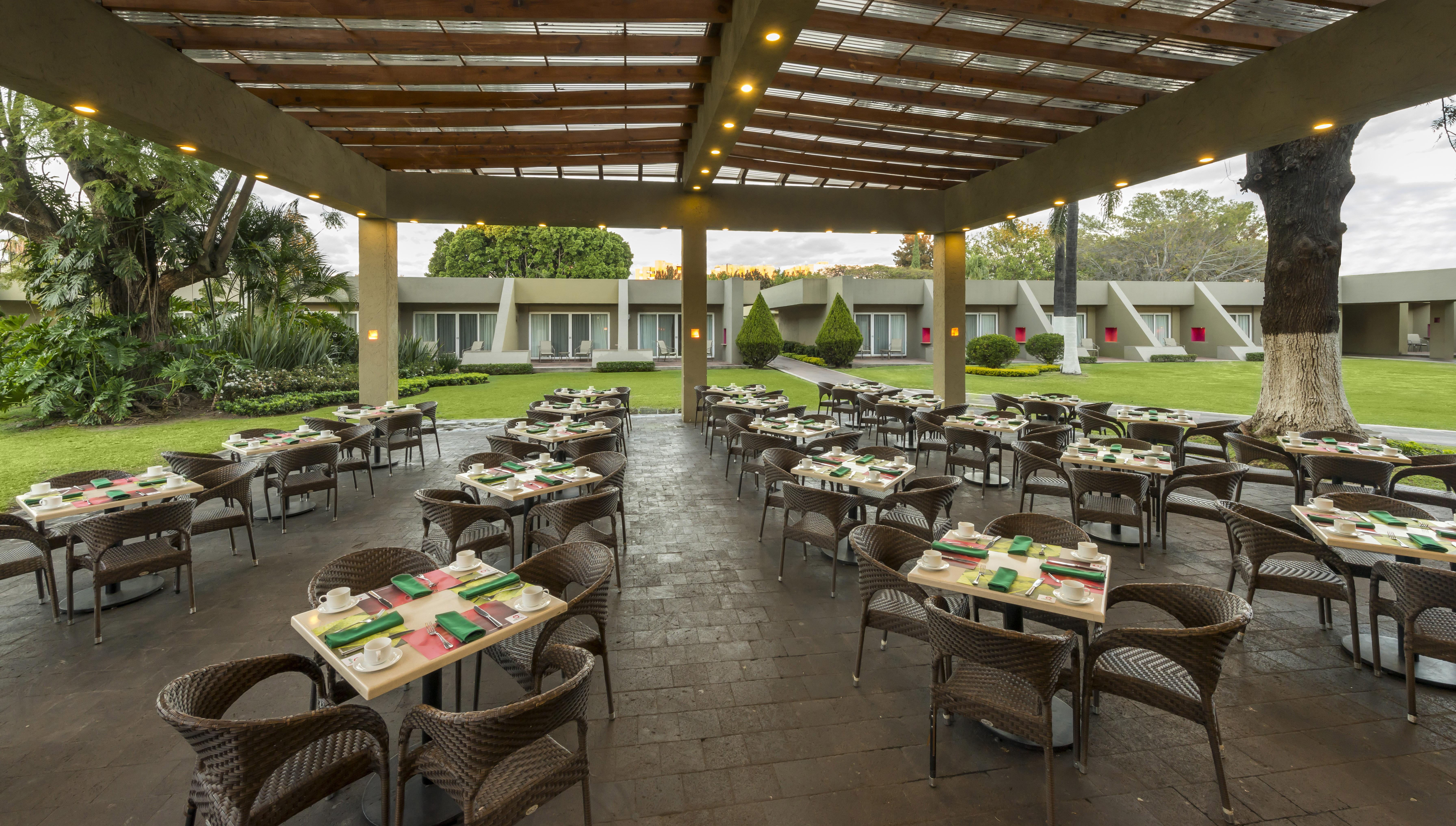 Camino Real Guadalajara Hotel Запопан Екстериор снимка The restaurant at the hotel