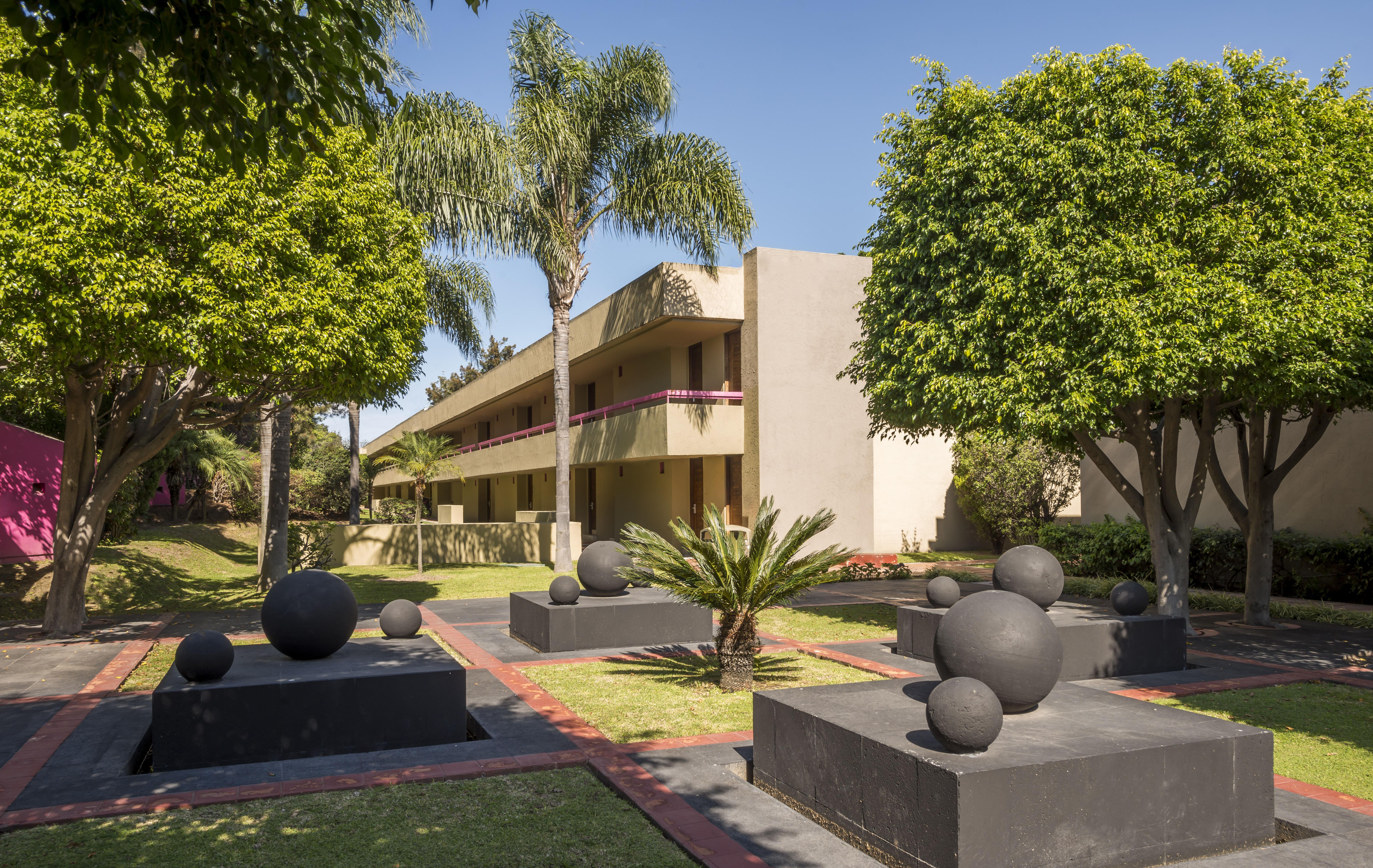 Camino Real Guadalajara Hotel Запопан Екстериор снимка The hotel's grounds