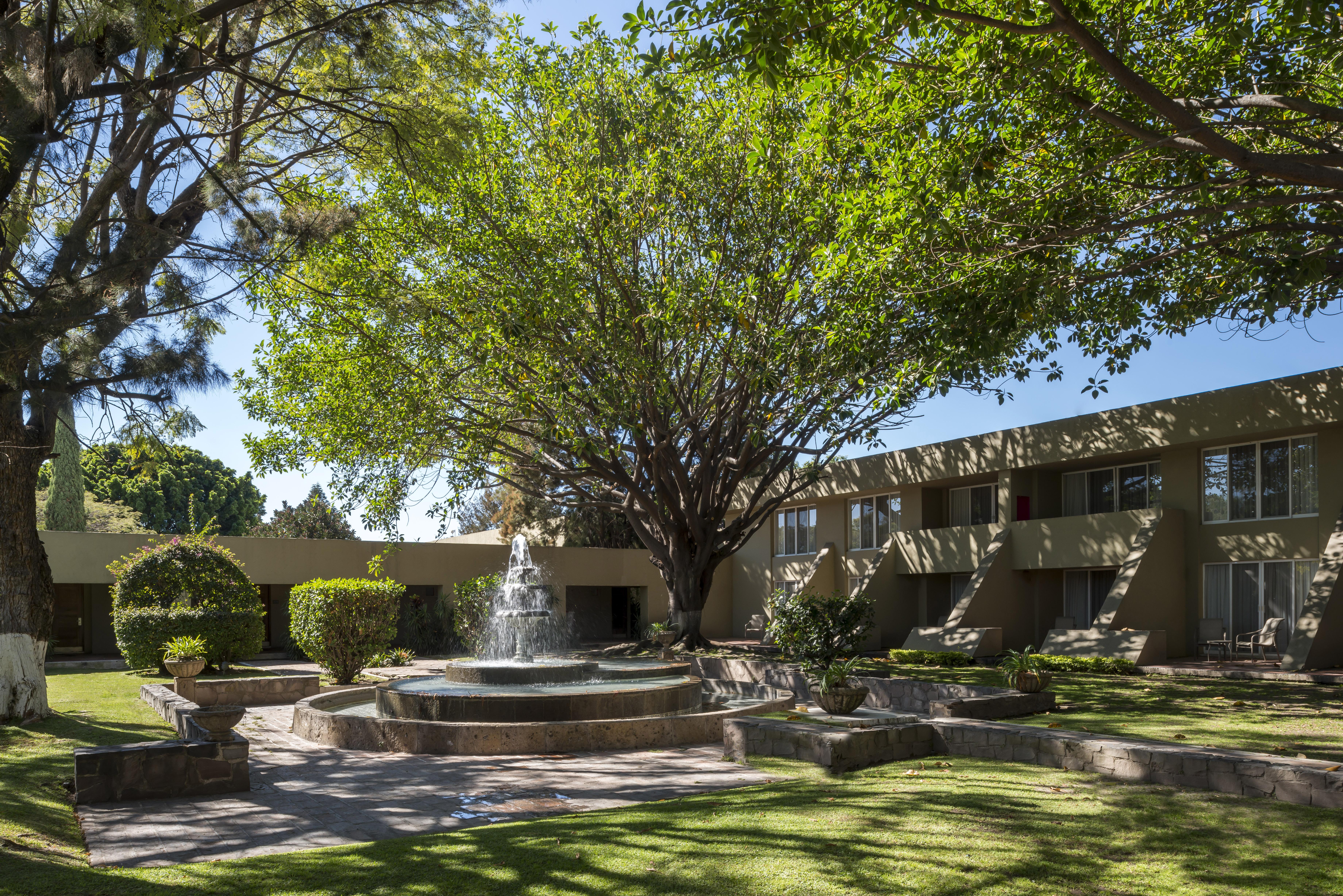 Camino Real Guadalajara Hotel Запопан Екстериор снимка Fountain at the center of the complex