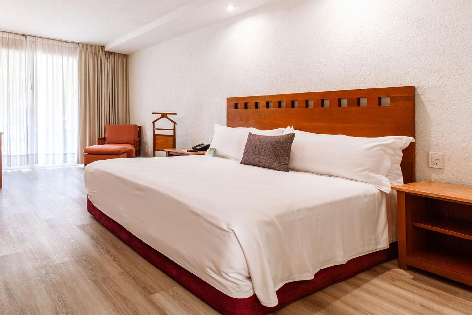 Camino Real Guadalajara Hotel Запопан Екстериор снимка A bedroom at the hotel