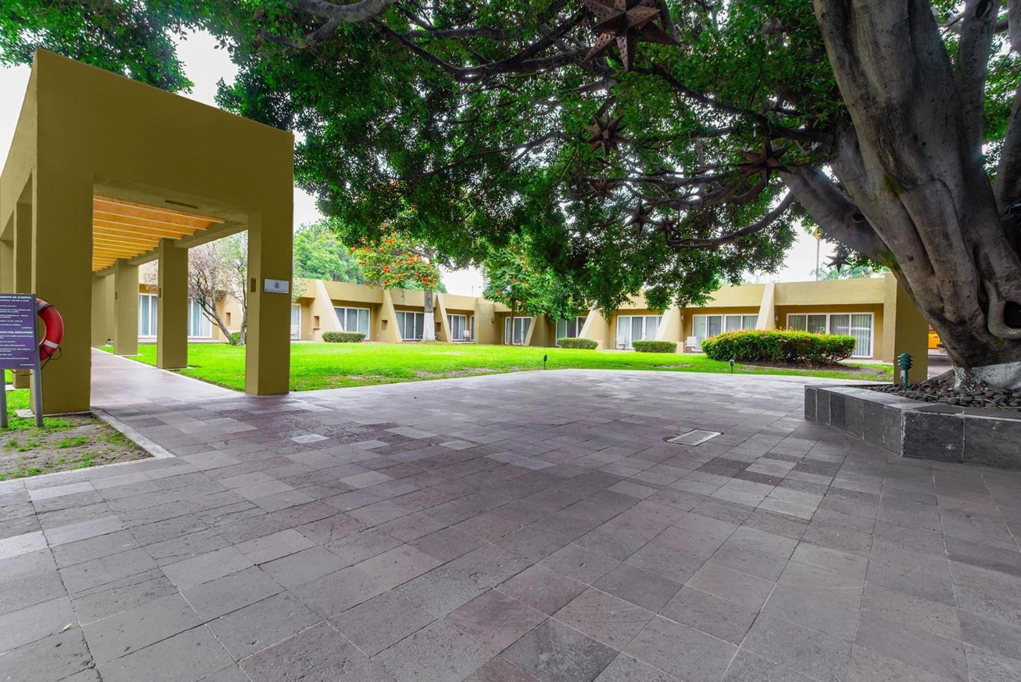 Camino Real Guadalajara Hotel Запопан Екстериор снимка The hotel's courtyard