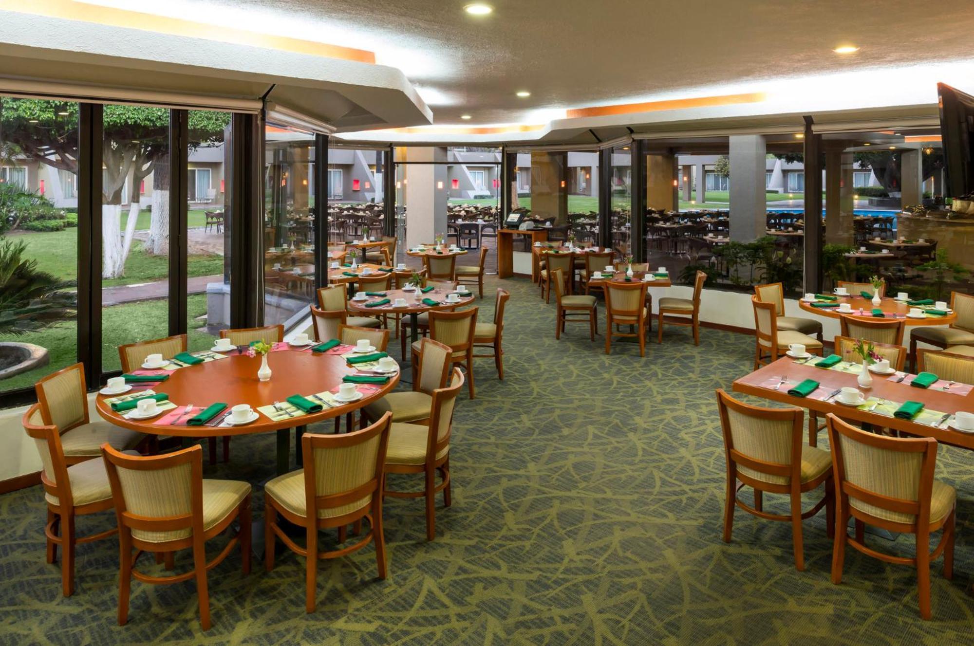 Camino Real Guadalajara Hotel Запопан Екстериор снимка The dining room at the San Diego Marriott