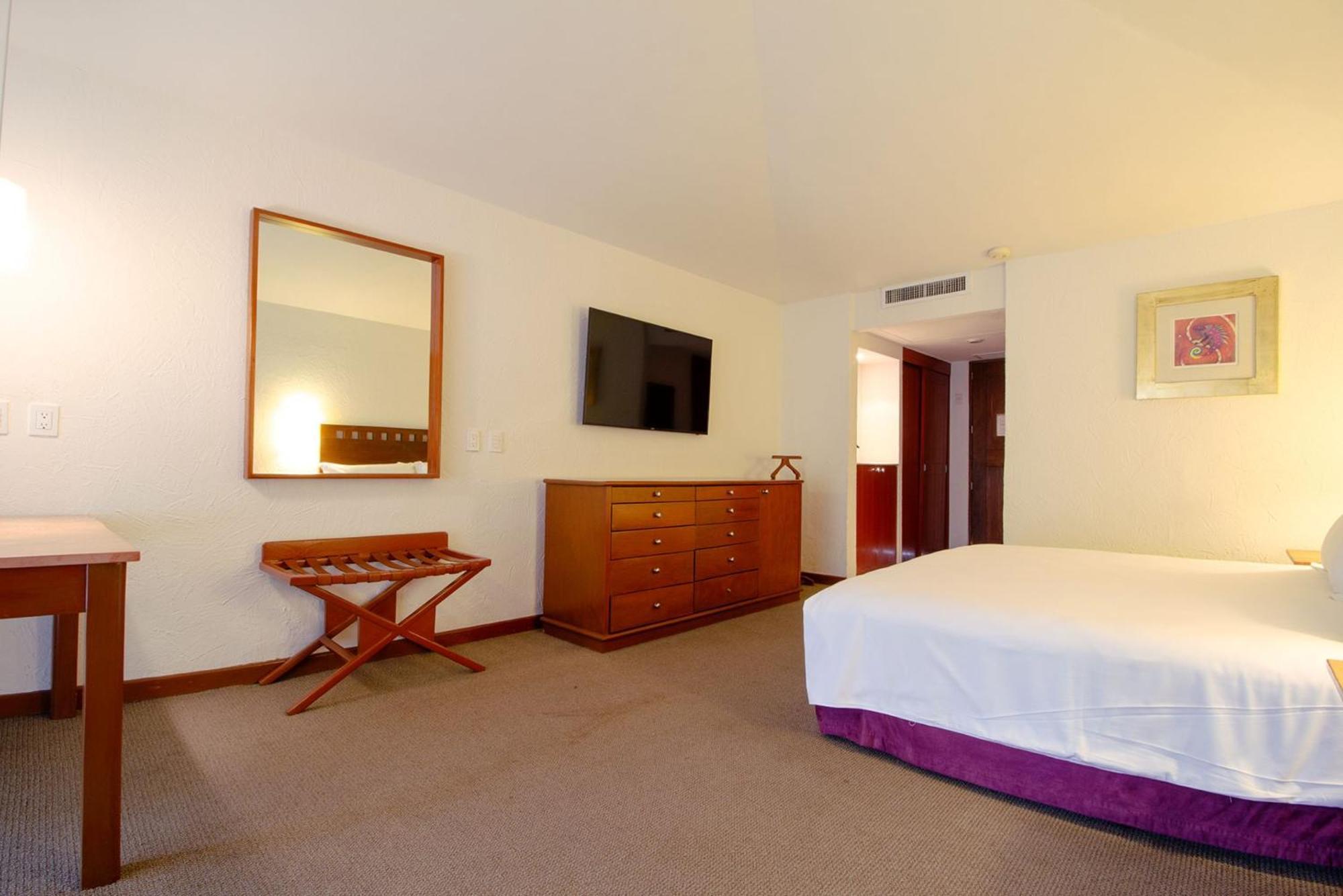 Camino Real Guadalajara Hotel Запопан Екстериор снимка A room at the hotel