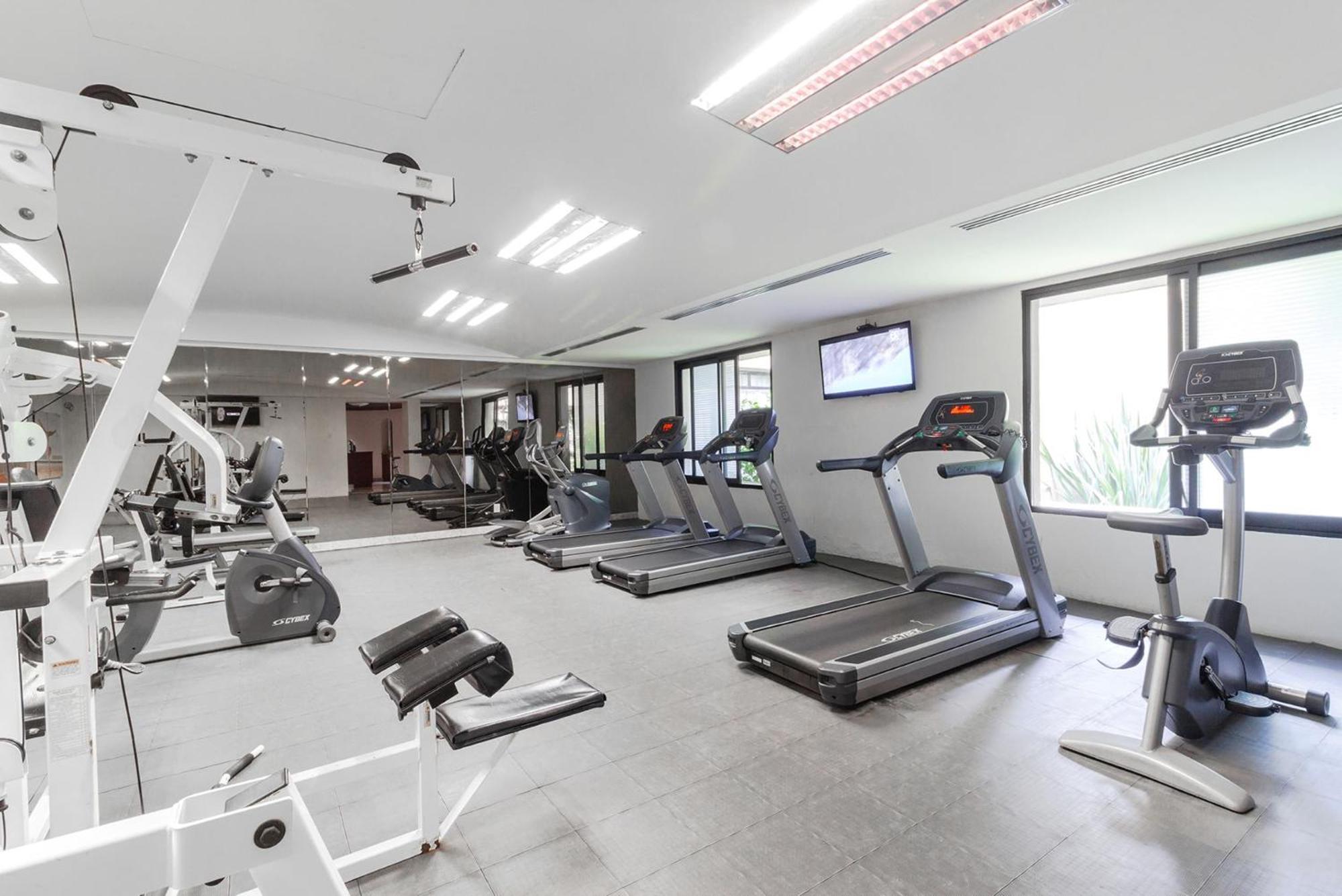 Camino Real Guadalajara Hotel Запопан Екстериор снимка The gym at the hotel