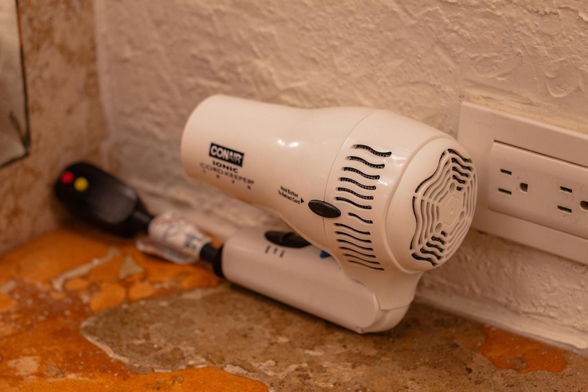Camino Real Guadalajara Hotel Запопан Екстериор снимка A hair dryer