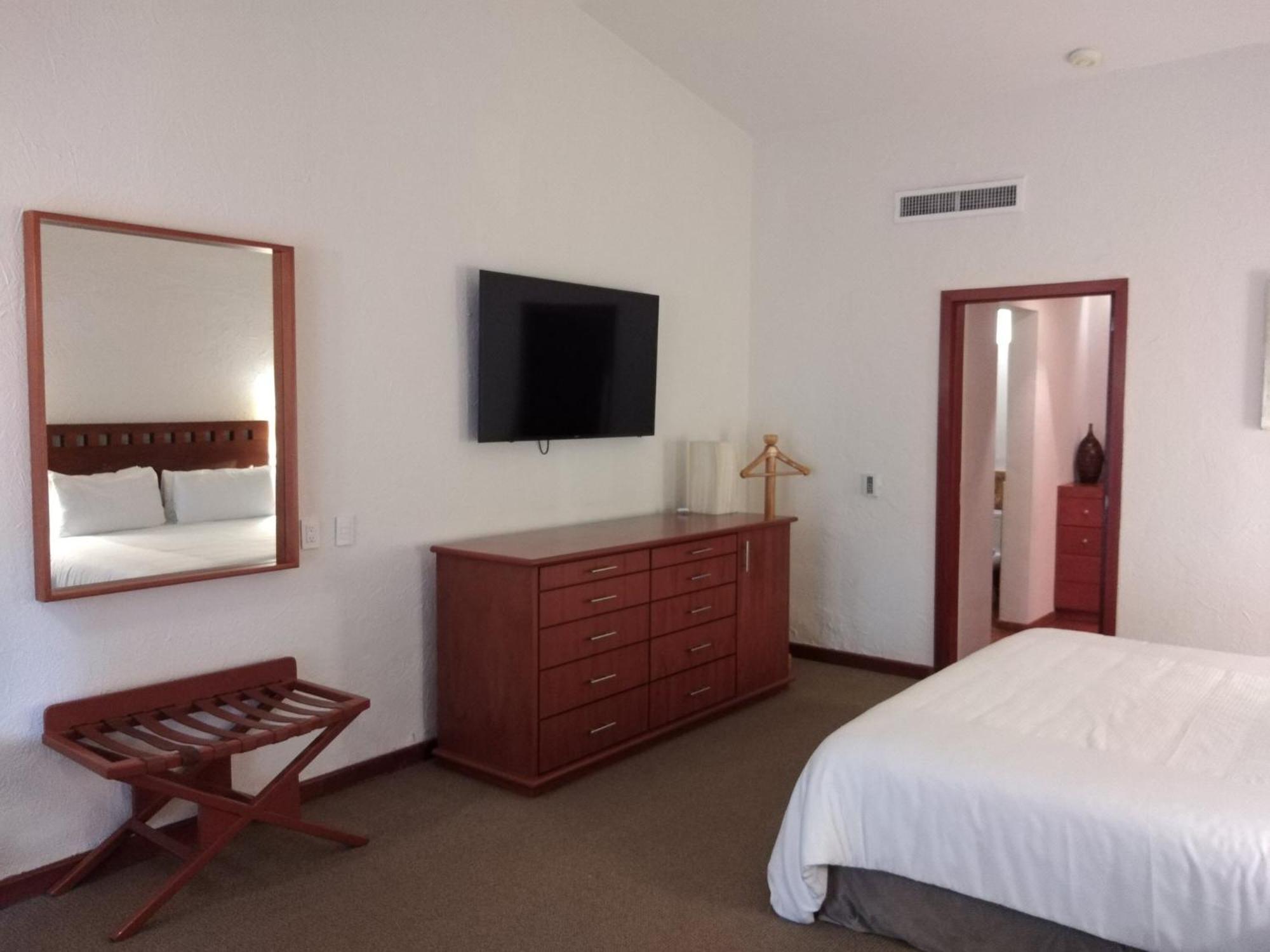 Camino Real Guadalajara Hotel Запопан Екстериор снимка A bedroom at the hotel
